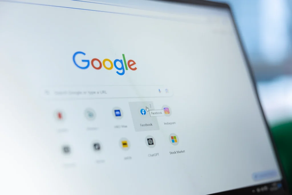 Tela de computador com logotipo do Google ao fundo e ícones de aplicativos, transmitindo o contexto de call tracking google ads e mensuração de campanhas.