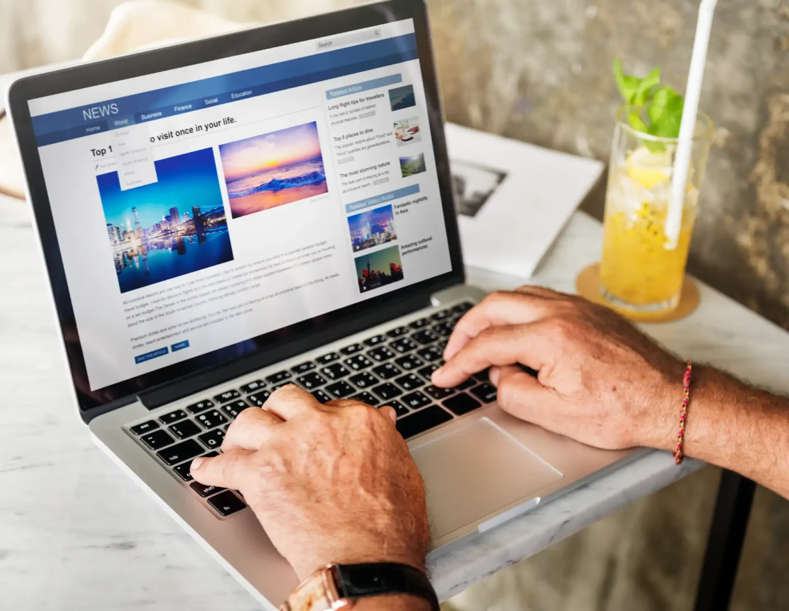 Pessoa usando notebook com interface de site e navegação em destaque, sugerindo páginas interativas de conteúdo e notícias enquanto faz uma pesquisa online.