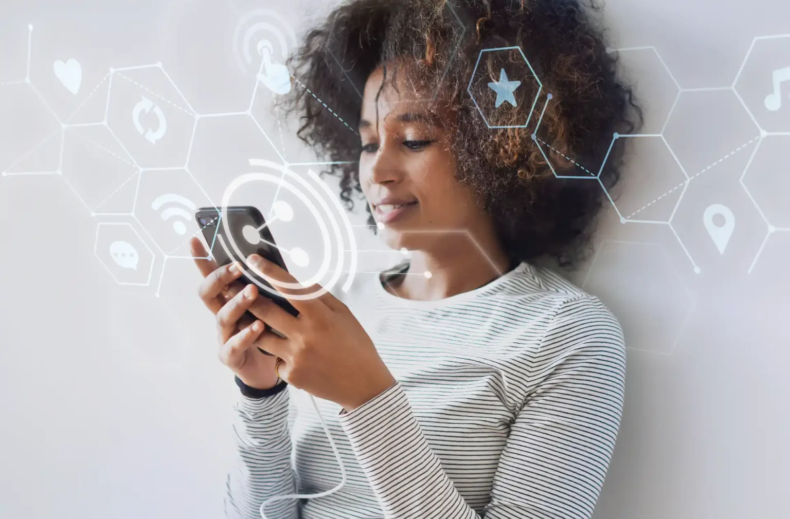 Mulher usando celular e interagindo com ícones digitais de redes sociais e comunicação, em conceito de tecnologia e automação com claude.